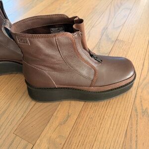 UGG WNS platform boots size 9.5